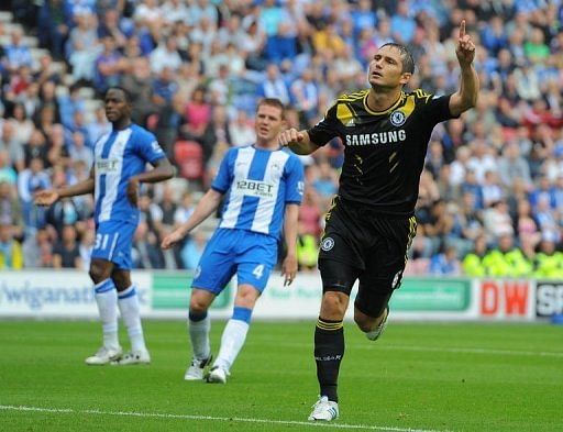 Chelsea's English midfielder Frank Lampard (R) celebrates after scoring
